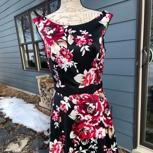 White House Black Market NWT Floral Dress Pockets